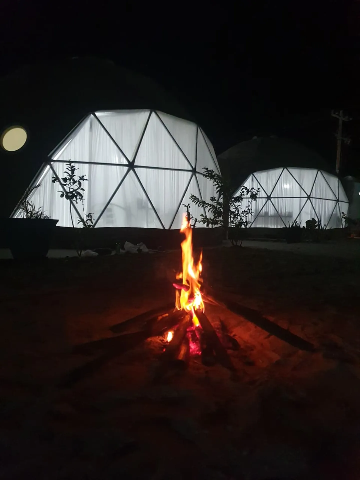 foto fogata 1 con cupulas de noche iluminadas de fondo